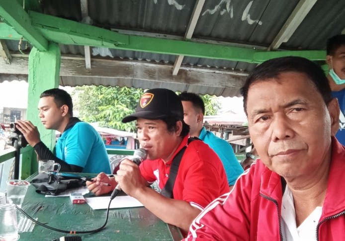 Sekretaris Panitia Bina Jaya Cup XXIV 2022, Dedi Sumardi menemani sang komentator Andre Bagol di podium panitia.(Foto: dok.Panitia Bina Jaya Cup).