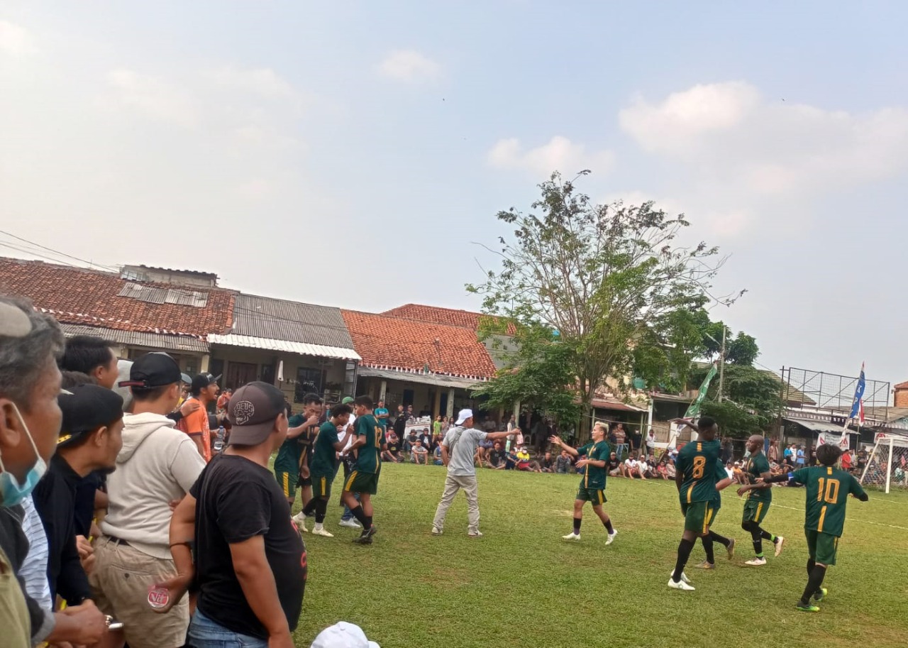 Usai mencetak gol, Dian mendapat saweran dari Menejer Garuda FC, Jefri.(Foto: dok.Panitia Bina Jaya Cup).