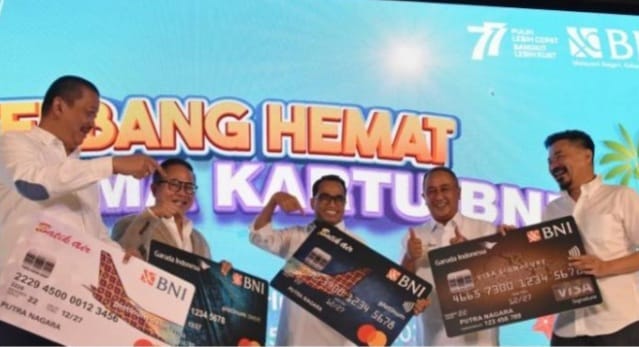 Menhub Budi Karya Sumadi (tengah) bersama Wamen BUMN, Dirut Garuda, Dirut BNI serta Dirut Lion Air pada peluncuran program hemat terbang. (Ist)