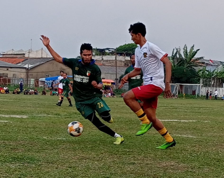 Gol Supersub Bungkam Milano Ryu, Izoel Sport Tantang Tim Favorit Pemain Milano Ryu (kostum putih) berebut bola dengan pemain Izoel Sport. (Foto: dok.Panitia Bina Jaya Cup).