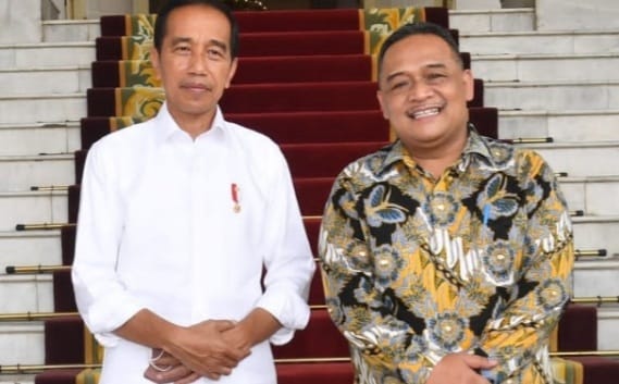 Hadapi Pilpres, Relawan Tegak Lurus Tunggu Arahan Jokowi Ketua Barikade 98 Benny Rhamdani bersama Presiden Jokowi di Istana Bogor. (Ist)