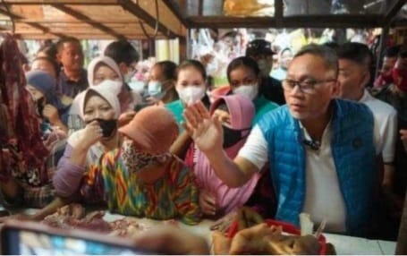 Harga Bapok Turun, Zulfikli Blusukan Ke Pasar Dukuh Surabaya Mendag Zulkifli Hasan saat di Pasar Dukuh, Surabaya pada Minggu 14/8. (Ist)