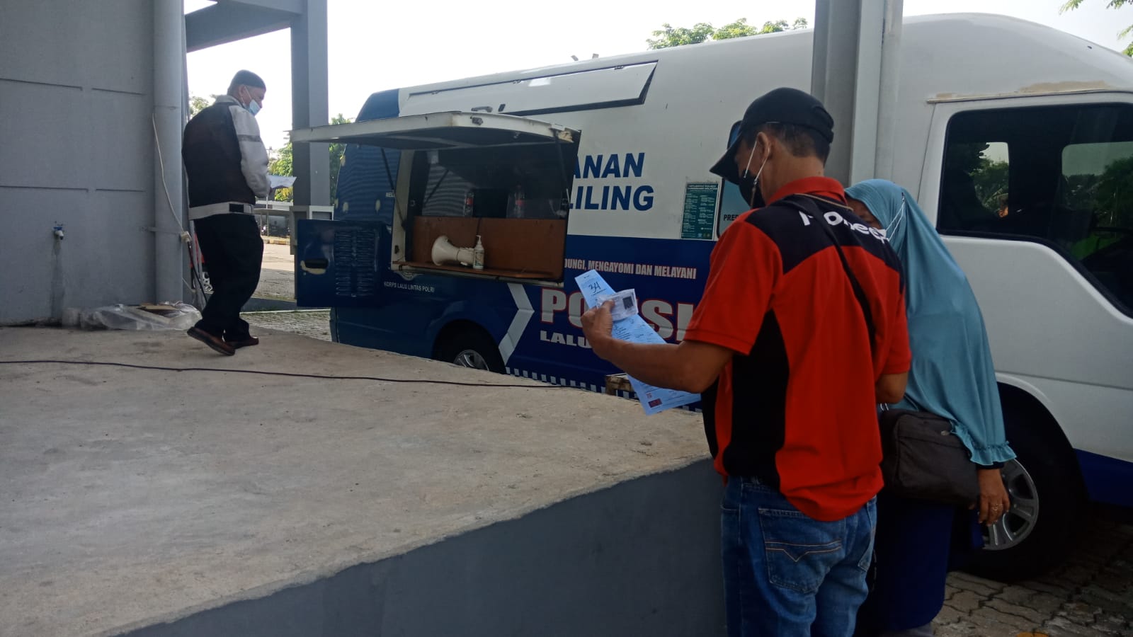 Mobil pelayanan SIM keliling di Pamulang Square. (tangselpos.id/ist)