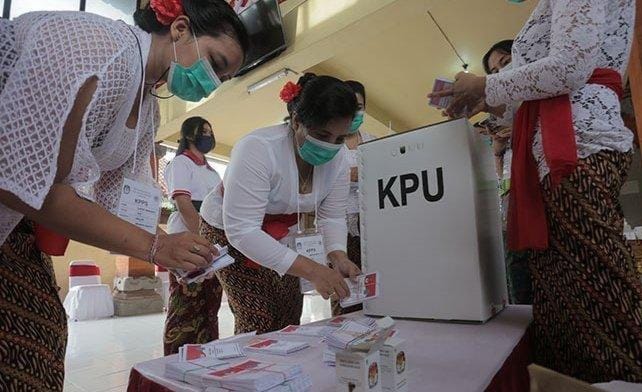 Petugas KPPS disalah satu tempat pemungutan suara. (Ist)