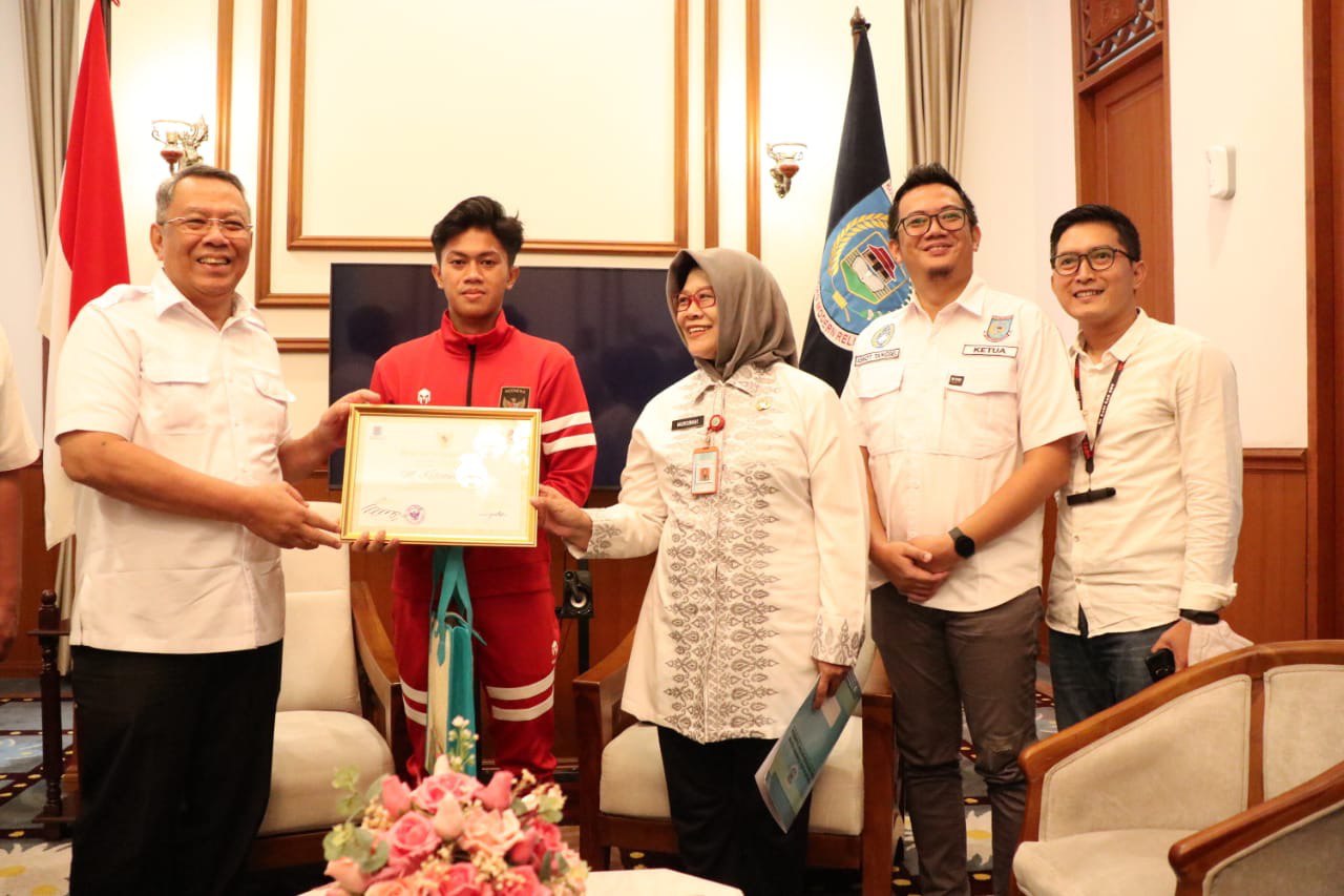 Jadi Pahlawan di Final AFF U-16, Pemkot Tangsel Beri Apresiasi Kafiatur Rizky Apresiasi diberikan oleh Wali Kota Benyamin Davnie dan Wakil Wali Kota Pilar Saga Ichsan, di rumah dinas Wali Kota Tangerang Selatan. Jumat (19/8). (Dok. Humas Pemkot Tangsel)