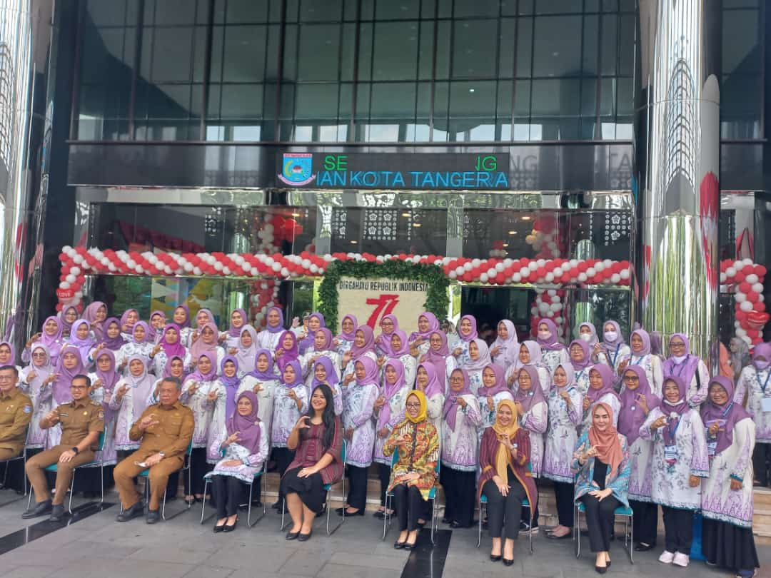Jalin Kolaborasi Kader PKK, Kahiyang Putri Presiden Jokowi Berkunjung ke Tangsel Foto bersama Pemkot dan TP PKK Kota Tangsel dengan TP PKK Kota Medan. (ist)