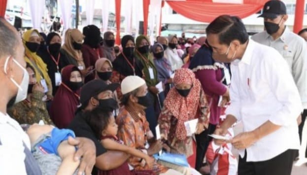 Presiden Jokowi saat menyerahkan BMK dan BLT di Pasar Sungai Duri, Kabupaten Bengkayang, Provinsi Kalimantan Barat. Foto : Setpres