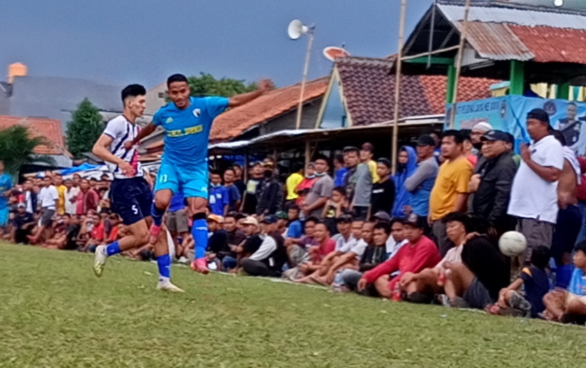 Kancil Borneo Gelontor 4 Gol ke Gawang Anak Didik Baba Pemain Kancil Borneo, Sahrul Mustopa (depan) berduel dengan pemain Adiba.(Foto: dok.Panitia Bina Jaya Cup)