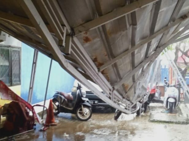 Kanopi Kantor Camat Bojong Pandeglang Roboh Tersapu Angin Kencang Kanopi Kantor Camat Bojong Pandeglang yang rubuh tertiup angin kencang. Foto : Istimewa