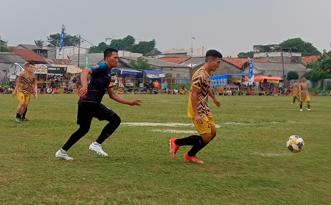 Kebobolan Lewat Gol Cepat, Domino Mampu Comeback Libas PSM Kapten Domino FC, Arief Ramos mengejar bola dibayangi pemain Putra Sarmili, Kamis (11/8).(Foto: dok.Panitia Bina Jaya Cup).