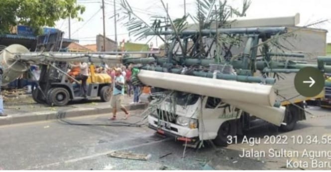 Kecelakaan Maut Truk Kontainer Di Bekasi, Korban Tewas 10 Luka-luka 20 Truck kontainer diduga rem blong mengakibatkan korban tewas 10 orang dan luka-luka 20 orang. Foto : Istimewa