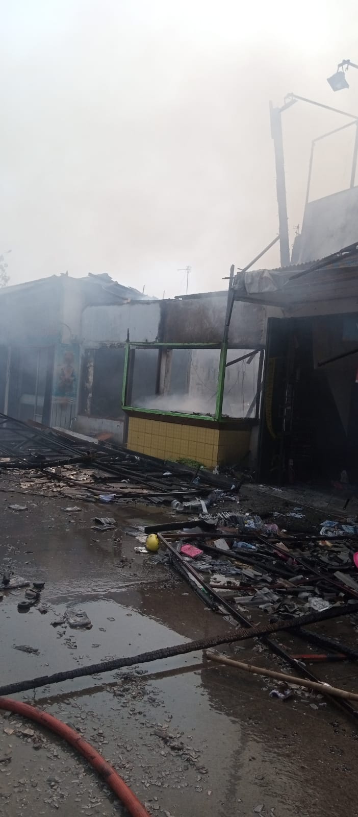 Satu unit warung makan dan dua konter ponsel atau handphone (HP) yang berlokasi di Jalan Raya Perancis, Desa Jatimulya, Kecamatan Kosambi, Kabupaten Tangerang, porak-poranda dilahap Si Jago Merah.  (Ist)