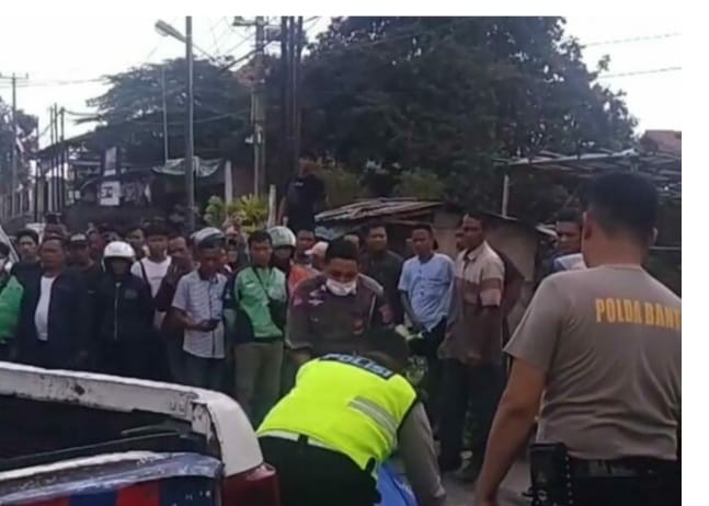 Petugas mengevakuasi jenasah pengendara motor korban tabrakan truck dengan motor. (Ist)