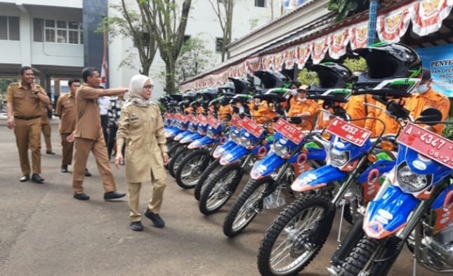 Bupati Lebak Iti Octavia Jayabaya saat penyerahan 22 motor off road kepada relawan BPBD. Foto : Istimewa