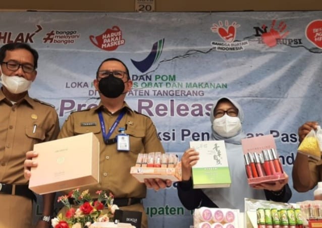 Kepala Loka POM Kabupaten Tangerang Wydia Savitri saat mengadakan jumpa pers terkait kosmetik kadaluarsa. (Ist)
