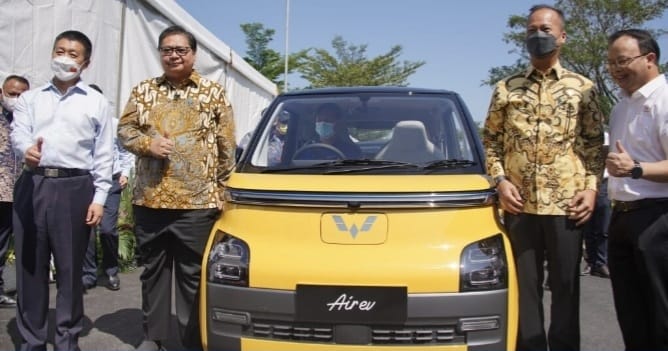 Menko Airlangga Luncurkan Wuling Air EV Buatan RI Menko Perekonomian Airlangga Hartanto (baju batik kiri) pada peluncuran Wulling Air EV di Cikarang. Foto : Istimewa