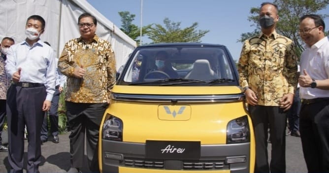 Menko Perekonomian Airlangga Hartanto (baju batik kiri) pada peluncuran Wulling Air EV di Cikarang. Foto : Istimewa