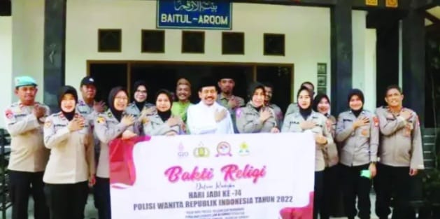 Polwan Polres Tangsel saat melakukan bhakti religi di ponpes Madinatunnajah, Ciputat. (Ist)