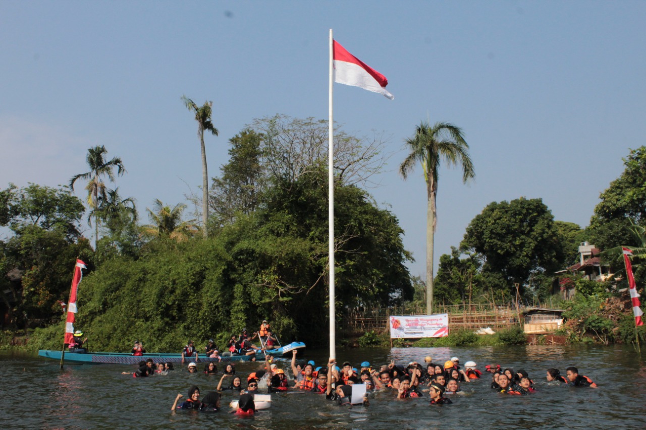 Merah Putih Berkibar di Setu Tujuh Muara. (tangselpos.id/mg-1)