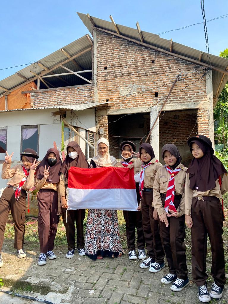 Komite dan Dewan Guru SD Negeri Pandeglang 4, menginisiasi membagikan ratusan bendera merah putih layak kibar kepada masyarakat kurang mampu, Sabtu (6/8/2022).(Istimewa)
