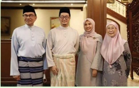 Anwar Ibraham dan Istri nya Wan Azzizah Wan Ismail bersama Sang Putri Nurul Izzah dan Suaminya Yin Shao Loong. (Ist)