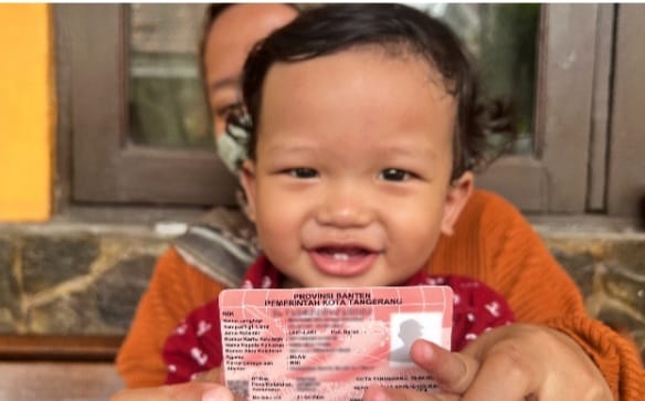 Seorang anak di Tangerang Kota mendapatkan KIA setelah mengikuti program 3 in 1. (Ist)