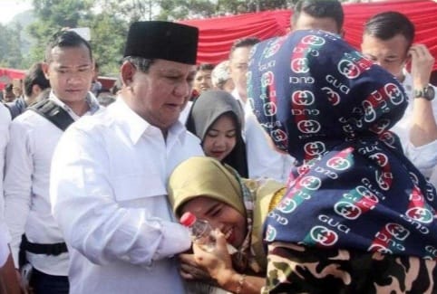 Pamornya Terus Turun, Prabowo Harus Tepat Memilih Juru Selamat Ketua Umum Gerindra Prabowo Subianto bersama Ibu-ibu simpatisannya. (Ist)