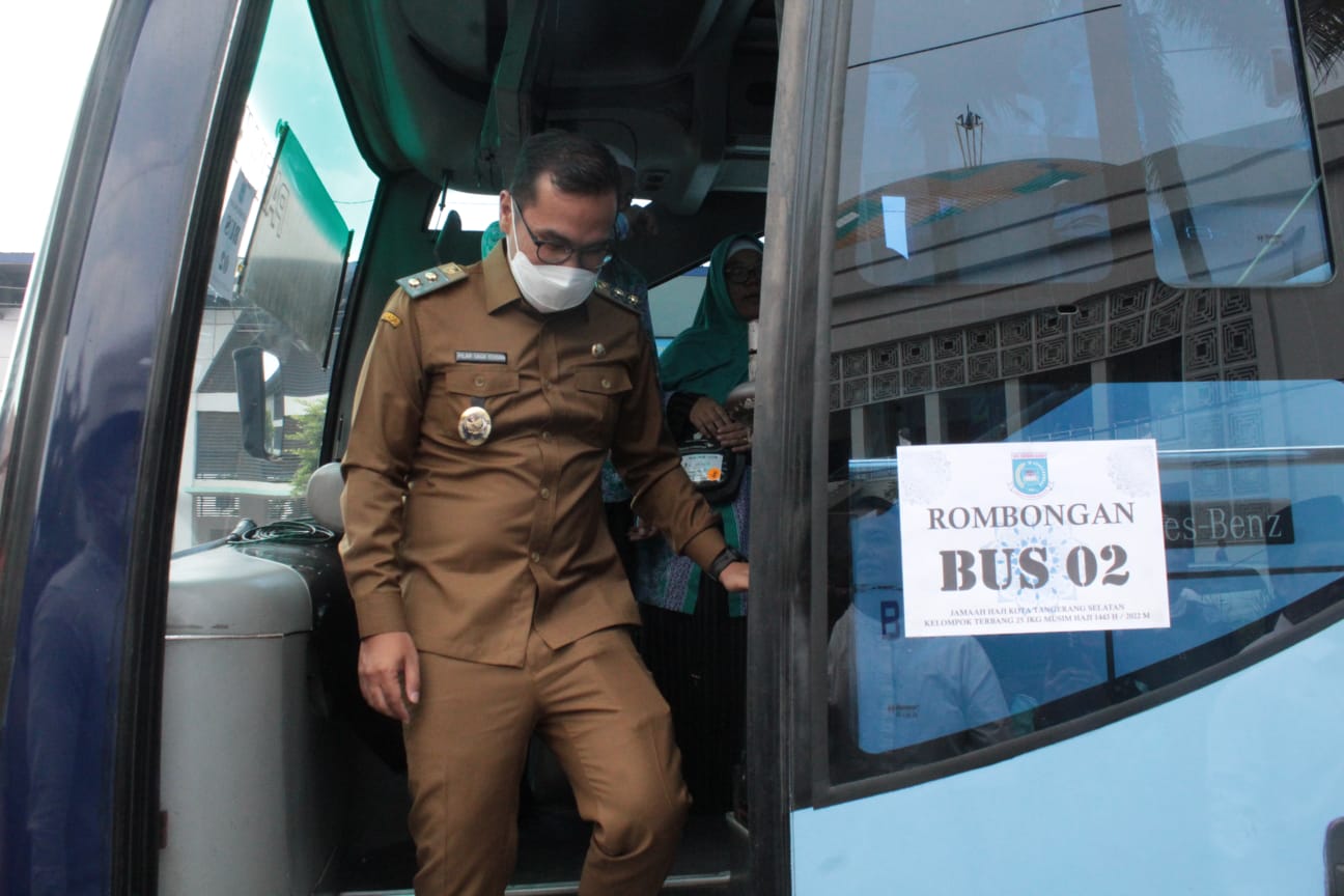 Wakil Wali Kota Tangsel, Pilar Saga Ichsan saat menyambut kedatangan ratusan jemaah dari Tanah Suci. (ist)