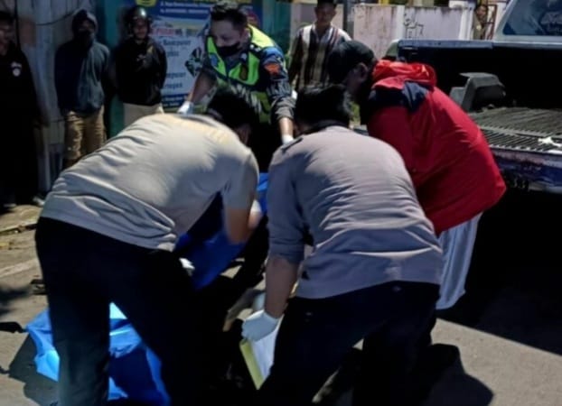 Pengendara Mio Tewas di Jalan Banten Lama, Diduga Korban Tabrak Lari Polisi dan warga sedang mengevakuasi jenazah RMR korban tabrak lari di Jalan Raya Banten Lama. Foto : Istimewa
