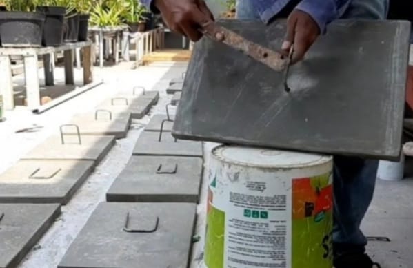 Penutup Got Di Lebak Yang Hilang Dicuri Akan Diganti Dengan Pelat Beton Seorang pekerja sedang mengerjakan penutup got dari beton. Foto : Istimewa