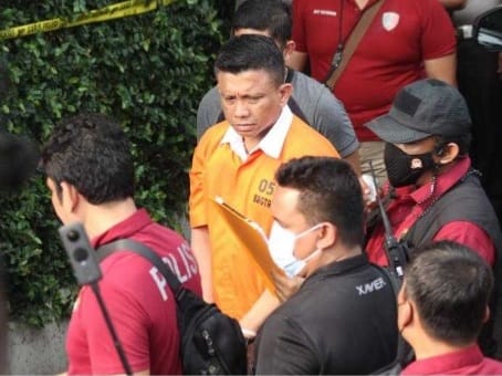 Tampak Ferdy Sambo memakai baju tahanan ketika mengikuti rekonstruksi di rumahnya  Jalan Duren Tiga, Jakarta Selatan pada Selasa (30/8). Foto : Istimewa