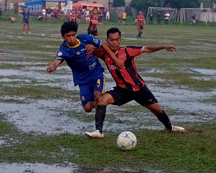 Pemain Soneta (kanan) berebut bola dengan pemain Setwan.(Foto: dok.Panitia Bina Jaya Cup).