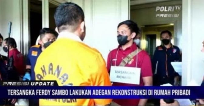 Adegan  rekonstruksi tokoh Bharada E diperankan pemeran pengganti ketika berhadapan dengan Ferdy Ssmbo. Foto : Istimewa