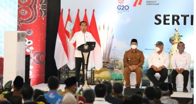 Pesan Jokowi Ke Menteri ATR,: Kasus Sengketa Tanah Jangan Terjadi Lagi Presiden Jokowi pada acara penyerahan 3.000 sertifikat tanah di Sidoarjo, Jawa Timur. (Ist)
