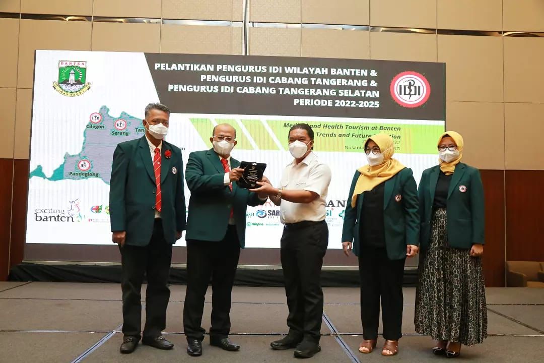 Pj Gubernur Banten Al Muktabar pada acara pelantikan Pengurus IDI Provinsi Banten, Kota Tangerang dan Kota Tangsel di ICE BSD pada Minggu (28/8). (Foto : Humas Prov Banten)