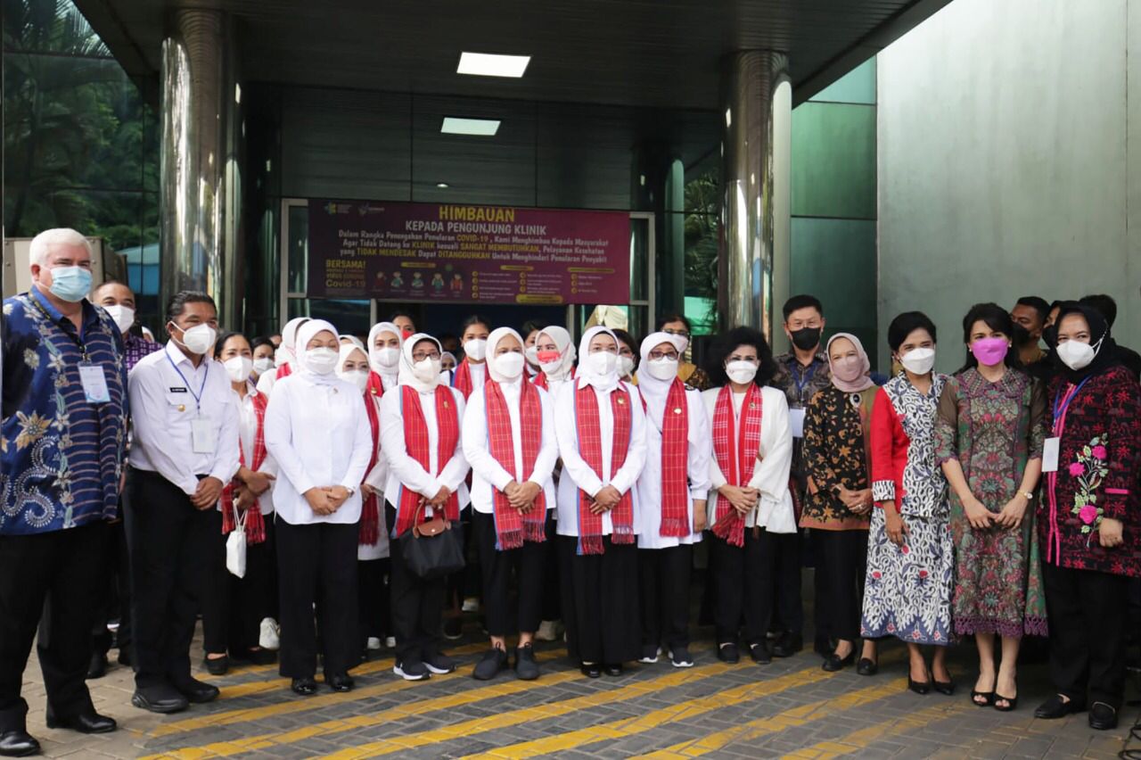 Ibu Negara Iriana bersama Rombongan Oase KIM diterima oleh PJ Gubernur Banten saat berjunjung ke Kawasan Industri Cikupamas, Kabupaten Tangerang. (Foto : Humas Pemprov)
