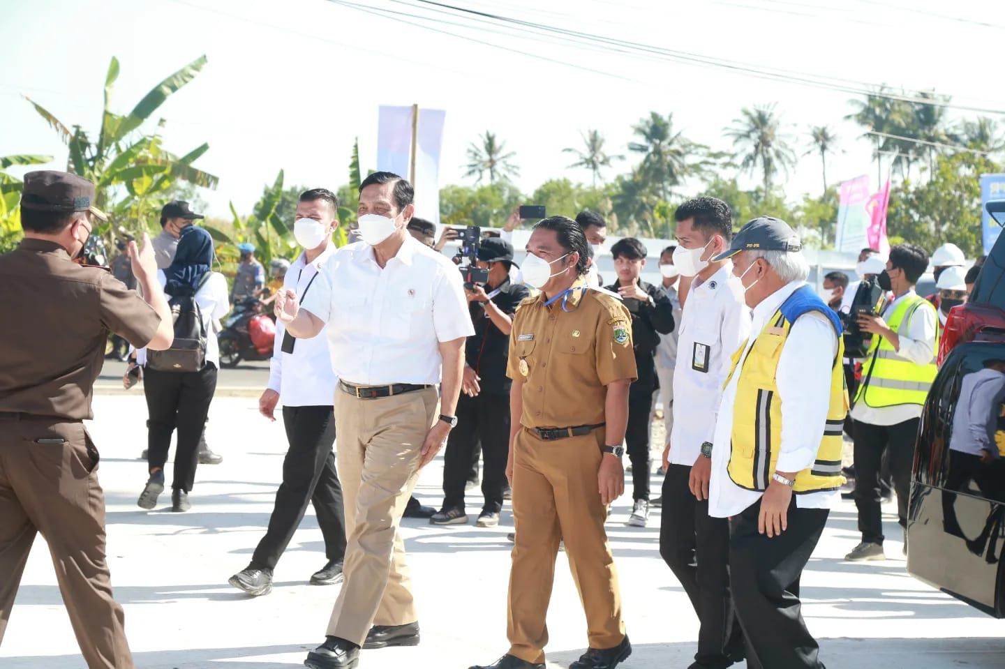 Pj Gubernur Al Muktabar: Jalan Tol Serang - Panimbang Akan Munculkan Pusat Pertumbuhan Ekonomi Baru di Provinsi Banten Pj Gubernur Banten Al Muktabar bersama Menko Maritim dan Investasi Luhut Binsar Panjaitan serta Menteri PU Basuki Hadimuljono pada Ground Breaking seksi 3 Tol Serang - Panimbang. (Dok. Humas Pemprov Banten)