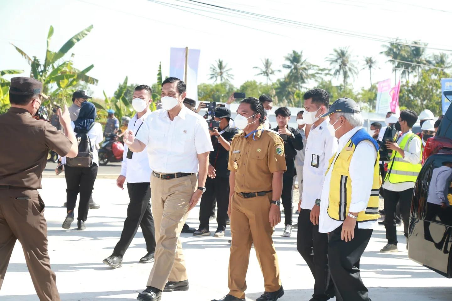 Pj Gubernur Banten Al Muktabar bersama Menko Maritim dan Investasi Luhut Binsar Panjaitan serta Menteri PU Basuki Hadimuljono pada Ground Breaking seksi 3 Tol Serang - Panimbang. (Dok. Humas Pemprov Banten)