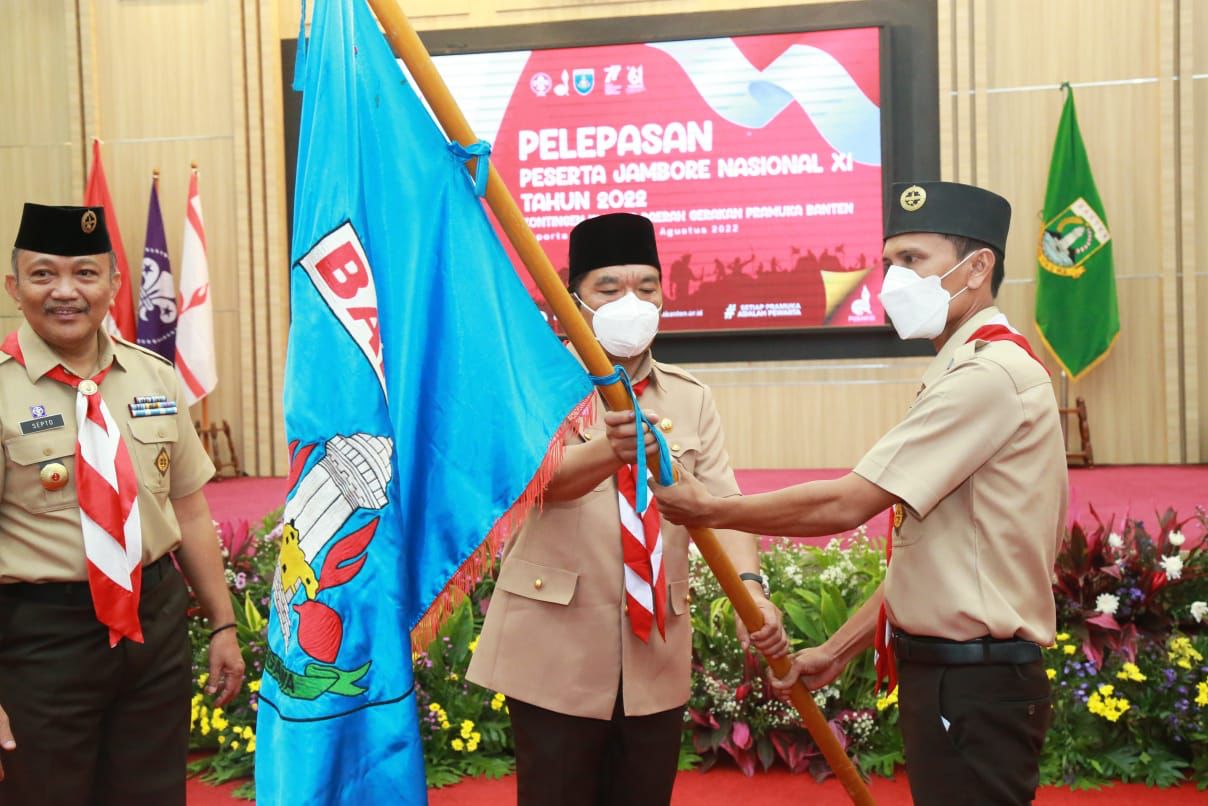 Pj Gubernur Al Muktabar Melepas Kontingen Pramuka Banten Mengikuti Jambore Nasional Pj Gubernur Banten Al Muktabar menyerahkan pataka kepada Kontingen Pramuka Banten yang akan mengikuti Jambore Nasional XI di Cibubur. (ist)