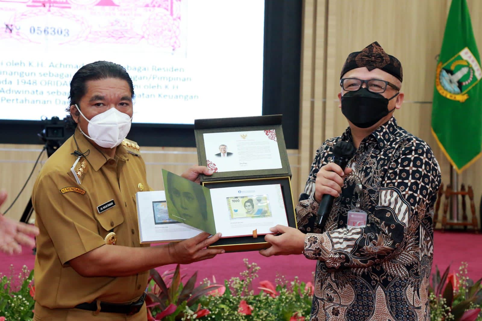 Pj Gubernur Banten Al Muktabar: Rupiah Dapat Mempersatukan Bangsa Pj Gubernur Banten Al Muktabar menerima cindera mata pecahan uang kertas dari Kepala BI Perwakilan Banten Imaduddin Sahabat. Foto : Istimewa