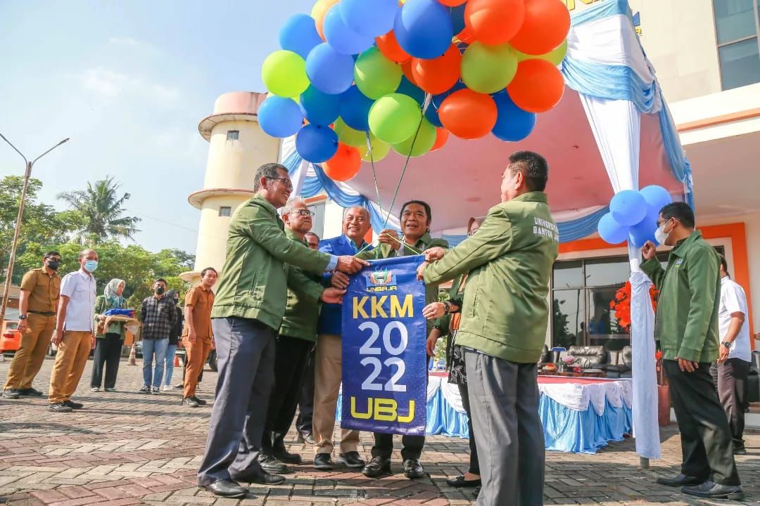 Pj Gubernur Banten Al Muktabar saat melepas KKM Mahasiswa UNBAJA. (Ist)