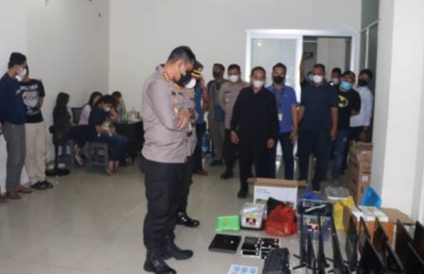 Aparat Polres Metro Tangerang Kota mengamankan barang bukti judi daring. (Ist)