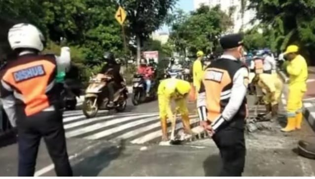 Pembongkaran speed bump di Danau Sunter yang banyak memakan korban. (Ist)
