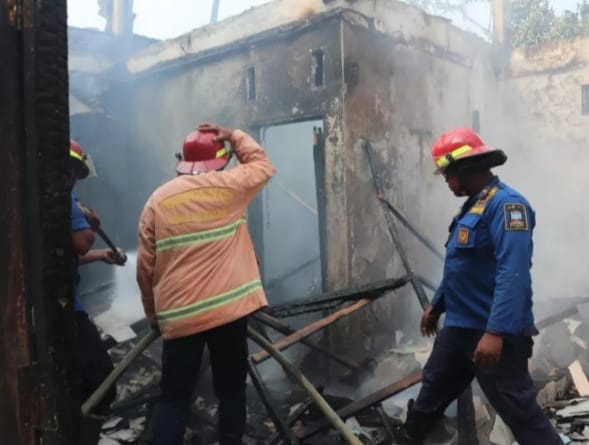 Ponpes di Tunjung Teja Terbakar, Api Diduga Dari Arus Pendek Listrik Bangunan Ponpes yang hangus terbakar. Foto : Istimewa