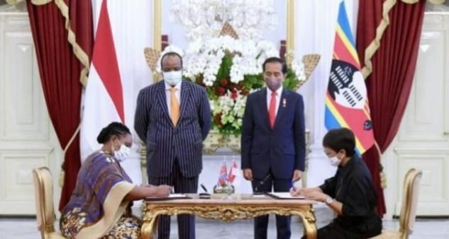 Presiden Jokowi bersama Raja Mswati III menyaksikan nota kesepakatan kerjasama bilateral. Foto : Setpres