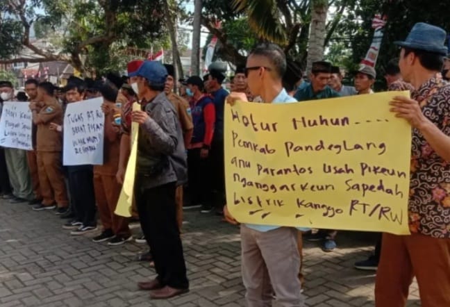 Puluhan RT RW Di Pandeglang Setuju Pengadaan Sepeda Listrik Puluhan RT RW menggelar aksi damai di Gedung DPRD Pandeglang mendukung pengadaan Sepeda Listrik. Foto ; Istimewa