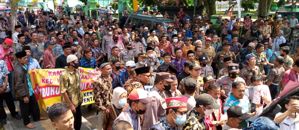 Ratusan Ketua RT dan RW dari zona satu yang meliputi Kecamatan Pandeglang, Majasari, dan Karangtanjung, Rabu (25/8/2022) siang menggeruduk Gedung DPRD Pandeglang.(Ari Supriadi/Tangsel Pos)