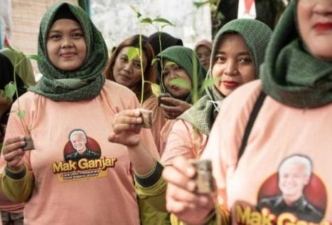 Relawan Mak Ganjar membagikan 1.000 pohon cabe di Cengkareng, Jakarta Barat. Foto : Istimewa