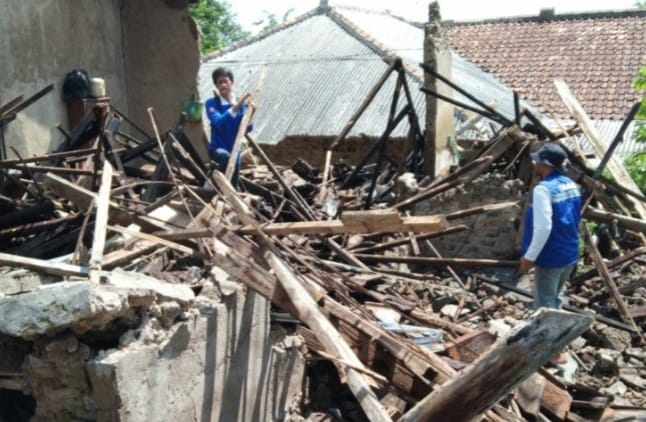 Rumah roboh di Mandalawangi, Pandeglang akbat hujan deras. Kerugian diperkirakan 20 juta. (Ist)