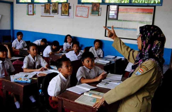 Seorang guru sedang mengajar di kelas. (Ist)